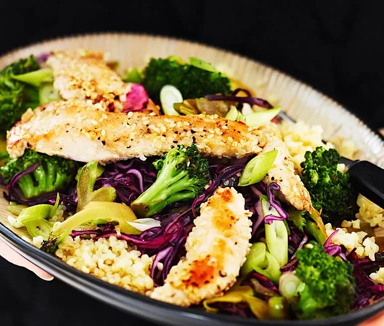 Sojafräst broccolisallad med rödkål, bulgur och sesamkyckling
