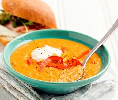 Solgul majs- och paprikasoppa med skinkciabatta