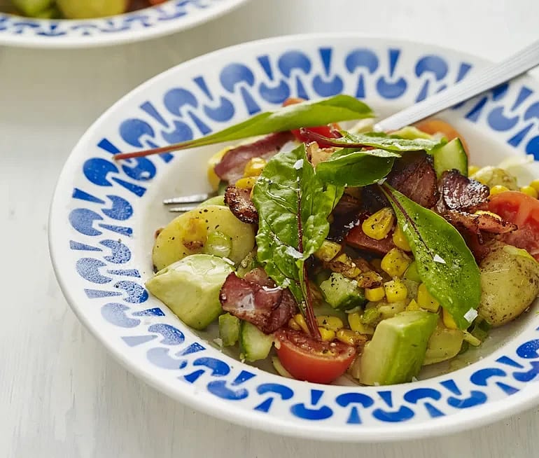 Sommarsallad med bacon och rostad majs