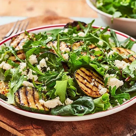Sommarsallad med zucchini och vitost