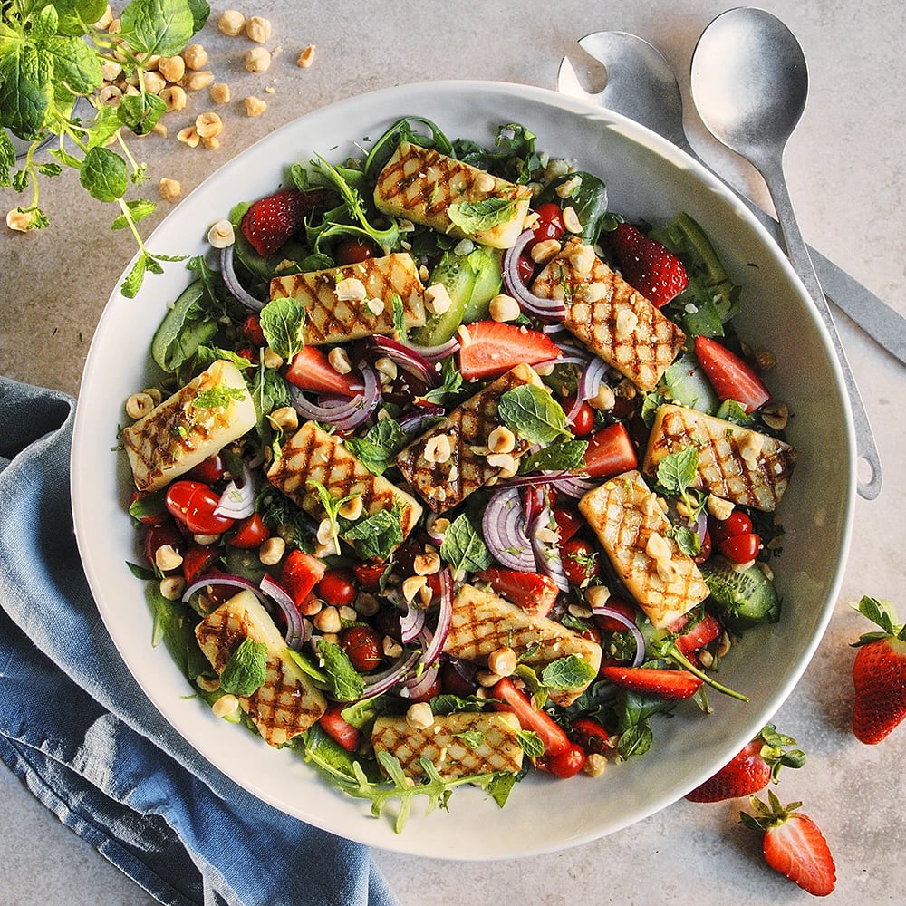Somrig sallad med pannoumi och jordgubbar
