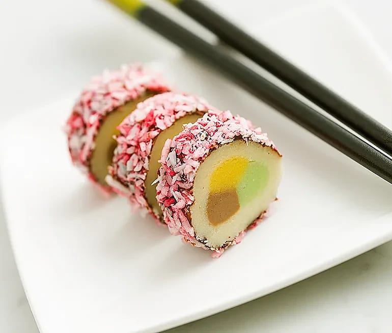 Söt sushi med mandelmassa