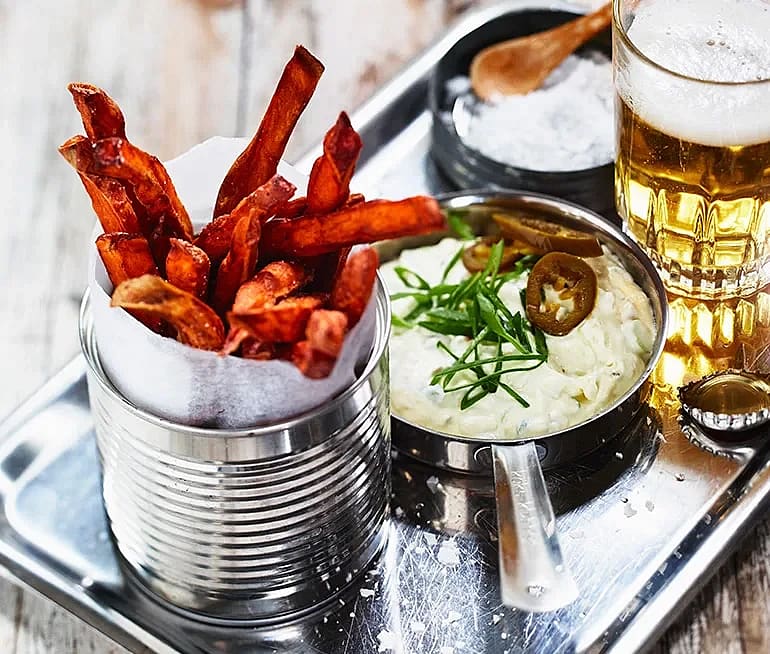 Sötpotatis-pommes frites med jalapeñodip