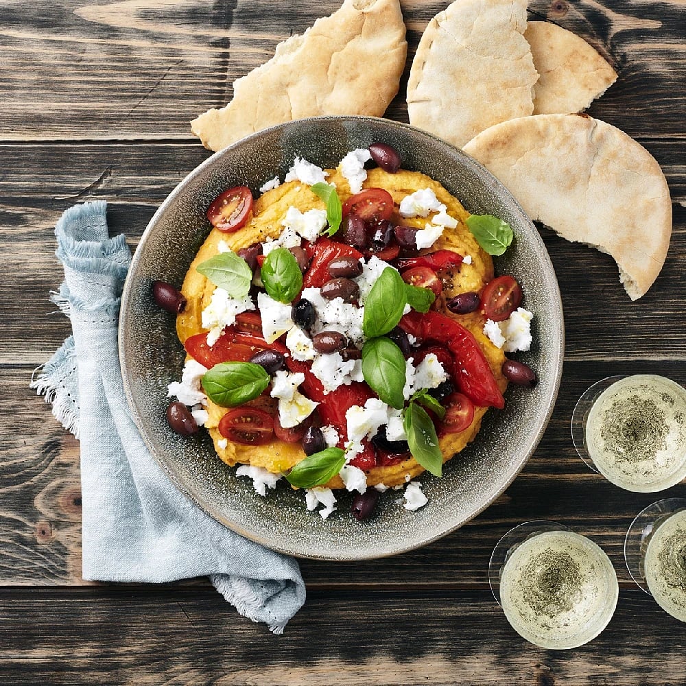 Sötpotatishummus med vegansk fetaost och rostad spetspaprika