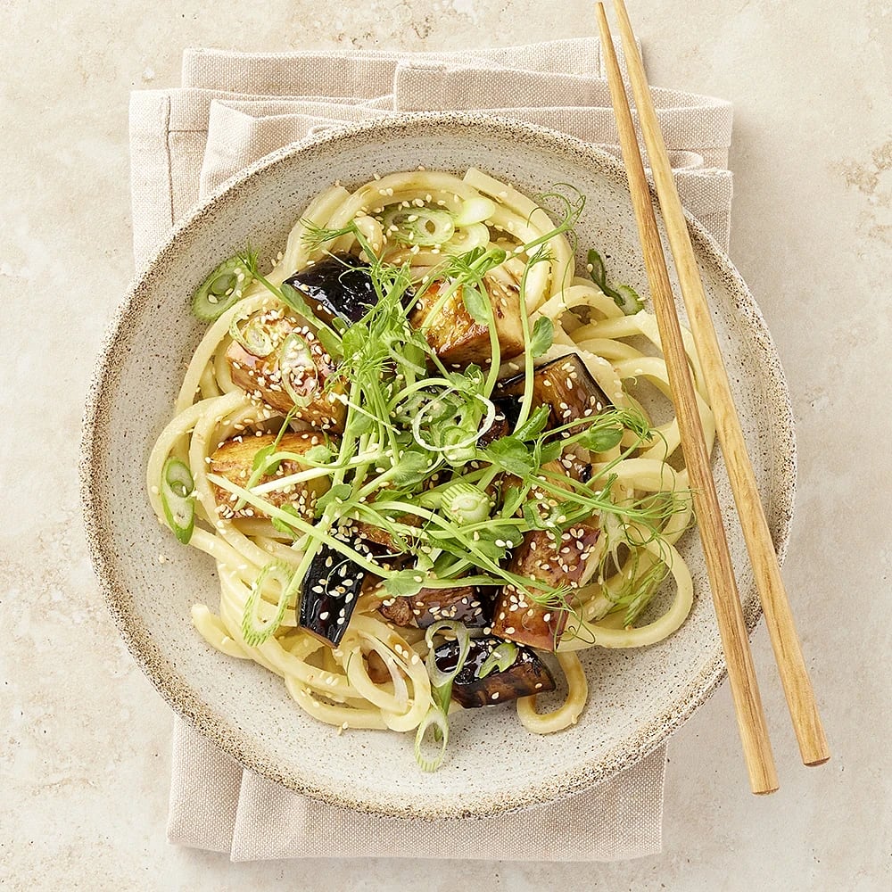 Sötstark aubergine med sesam och nudlar