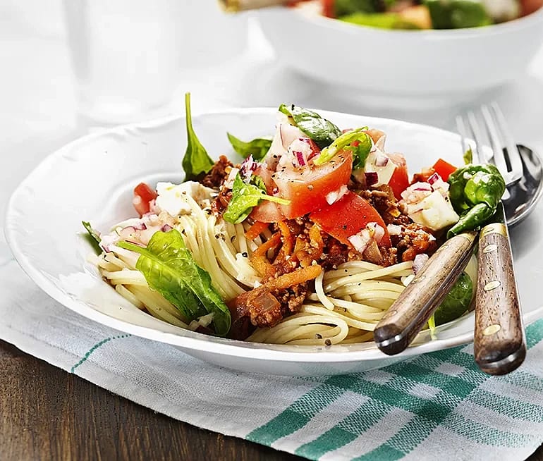 Spaghetti bolognese med mozzarellasallad