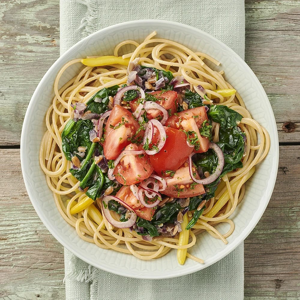 Spaghetti med spenatsås och tomatsallad