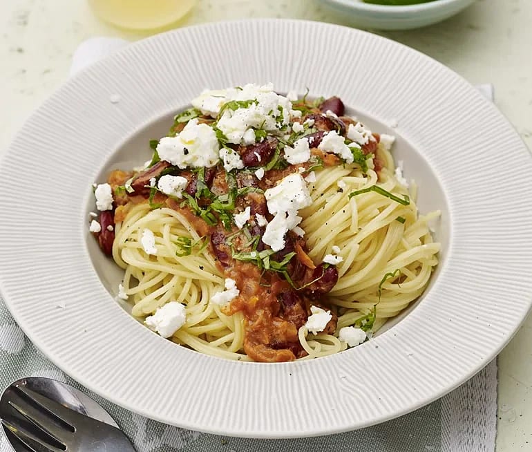 Spaghetti med tomatsås och fetaost