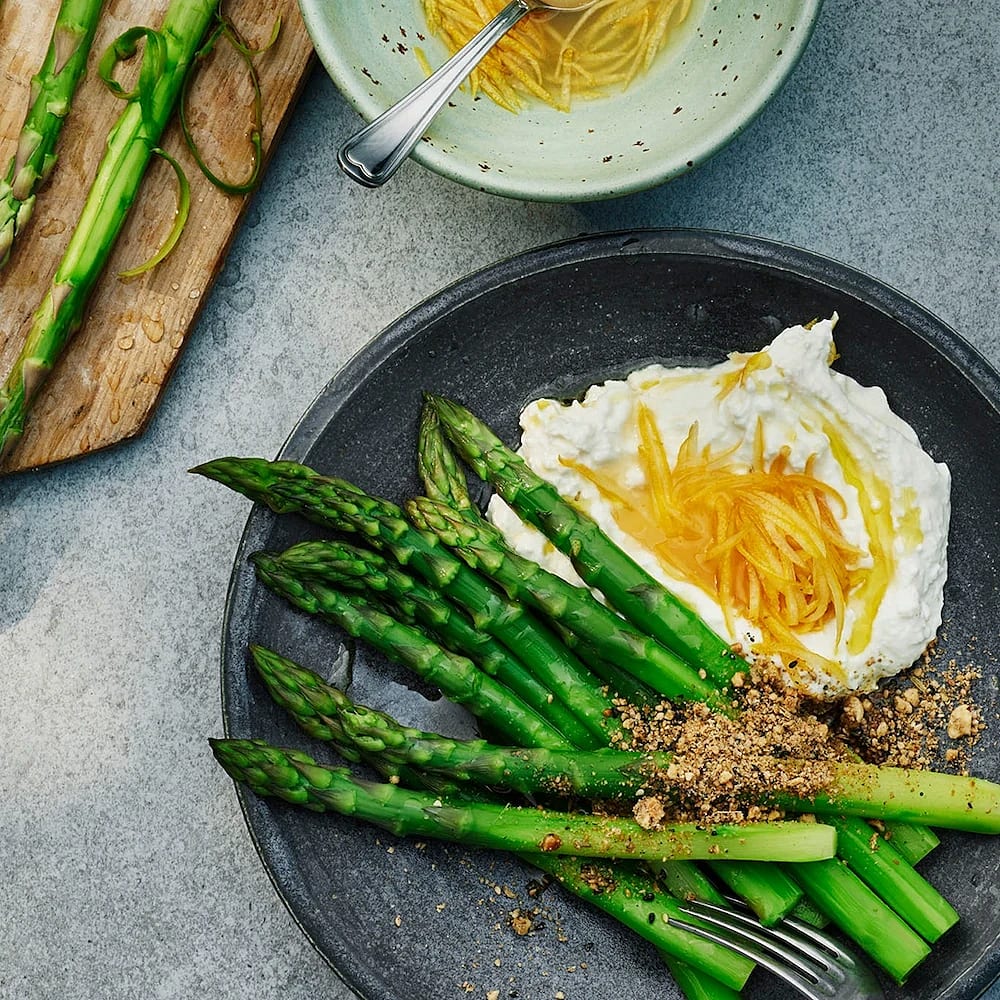 Sparris med fetaostkräm, syltad citron och dukkah