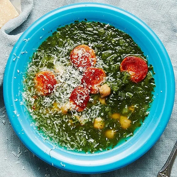 Spenatsoppa med chorizo och kikärter