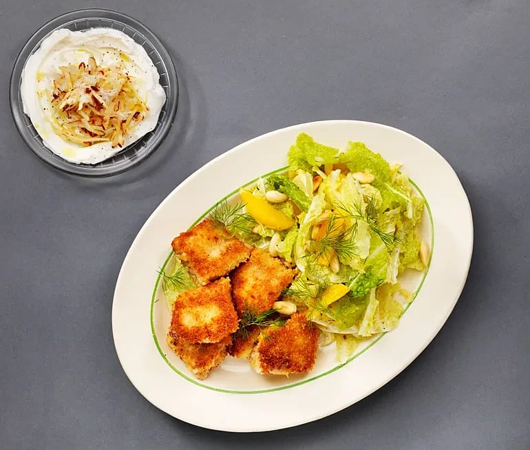 Sprödbakad fisk med savojkål, apelsin, mandel och äppeldip