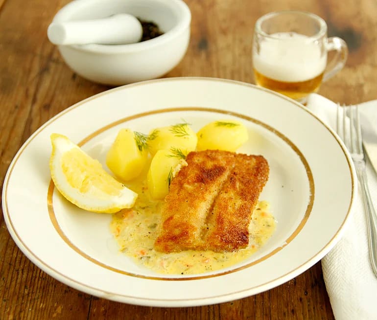 Stekt fisk med kokt potatis och curryremoulad