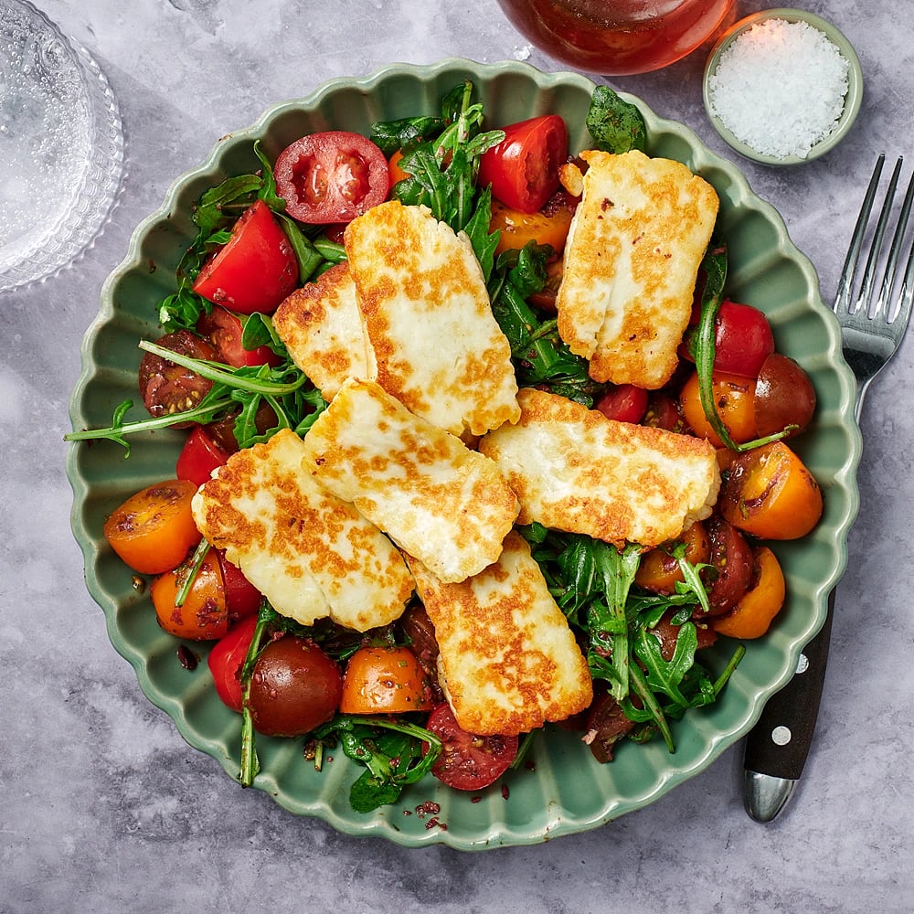 Stekt halloumi med körsbärstomater och olivdressing