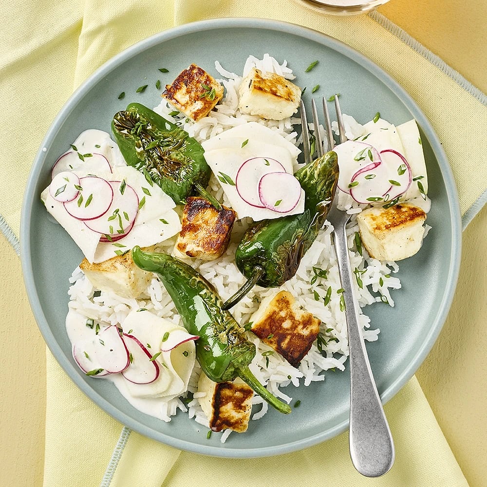 Stekt halloumi med pimiento de padron och kålrabbislaw