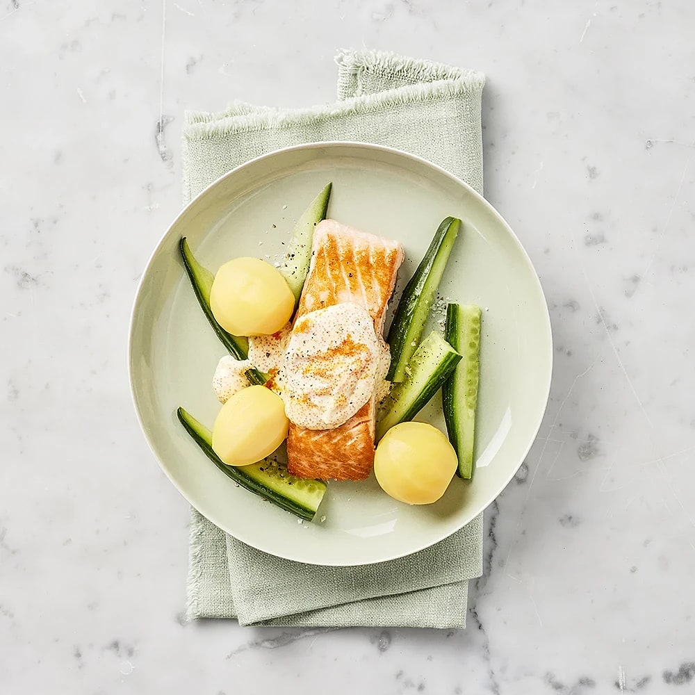 Stekt lax med potatis och romsås