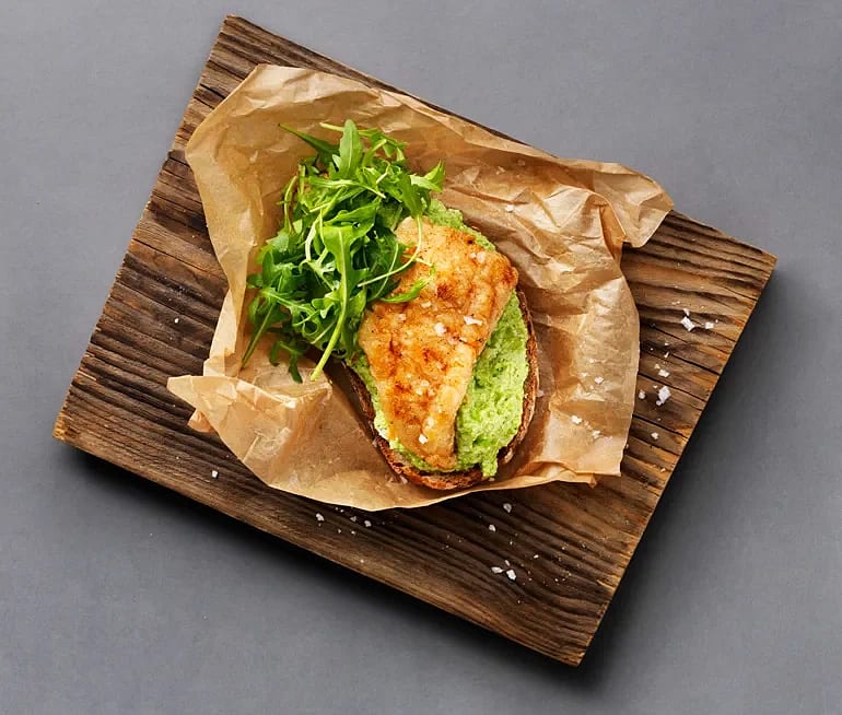 Stekt ryggfilé av alaska pollock med ärtpesto på surdegstoast