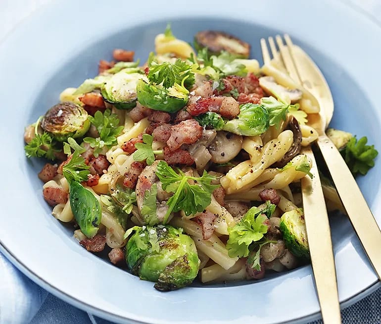Strozzapreti med pancetta och råstekt kål