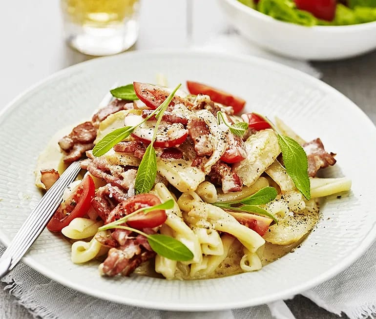 Strozzapreti med salvia och sidfläsk