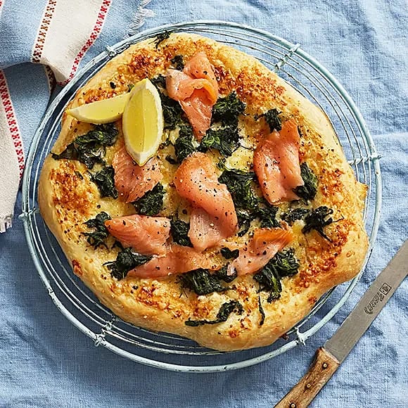 Surdegspizza med kallrökt lax och spenat