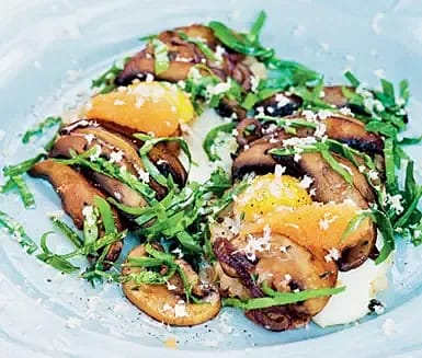 Svamp- och löktoast med ägg och sikrom