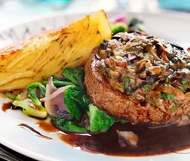 Svamp- och parmesanöverbakad filé med potatisterrine och balsamicosky