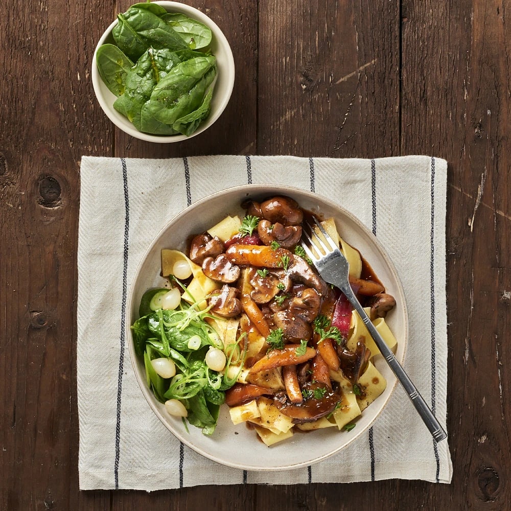 Svampbourguignon med pappardelle och löksallad