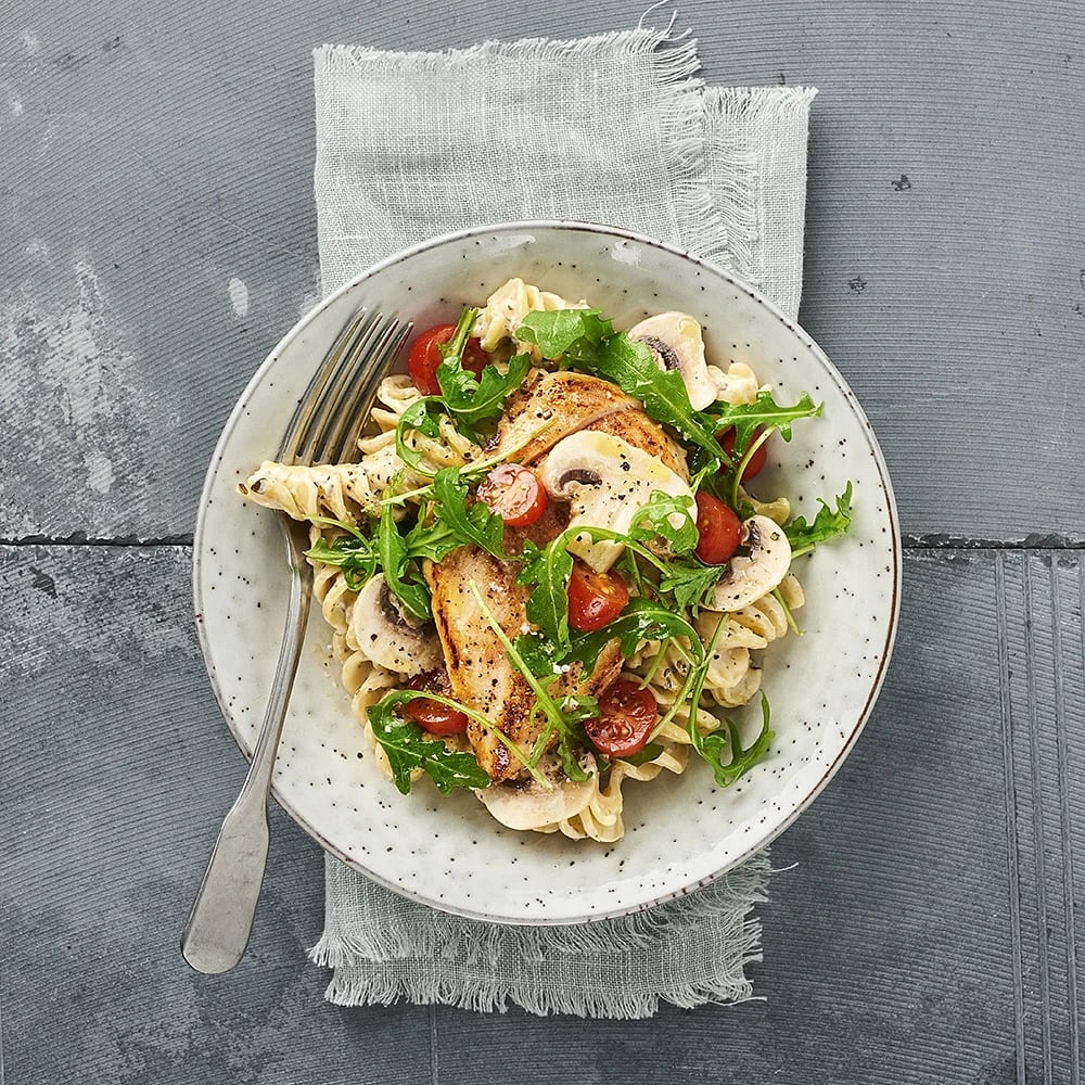 Svampdoftande kycklingpasta med champinjonsallad