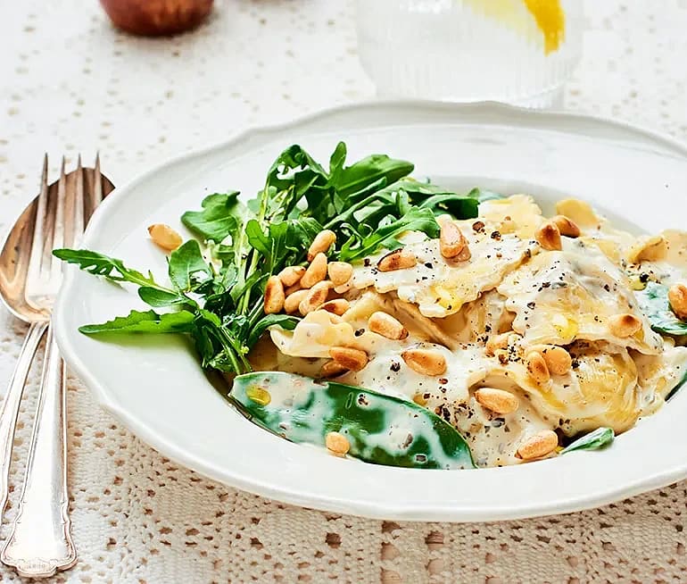 Svampfylld ravioli med ruccola och pestosås