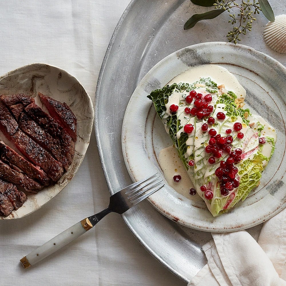 Svampfylld savoykål med lingon och entrecôte