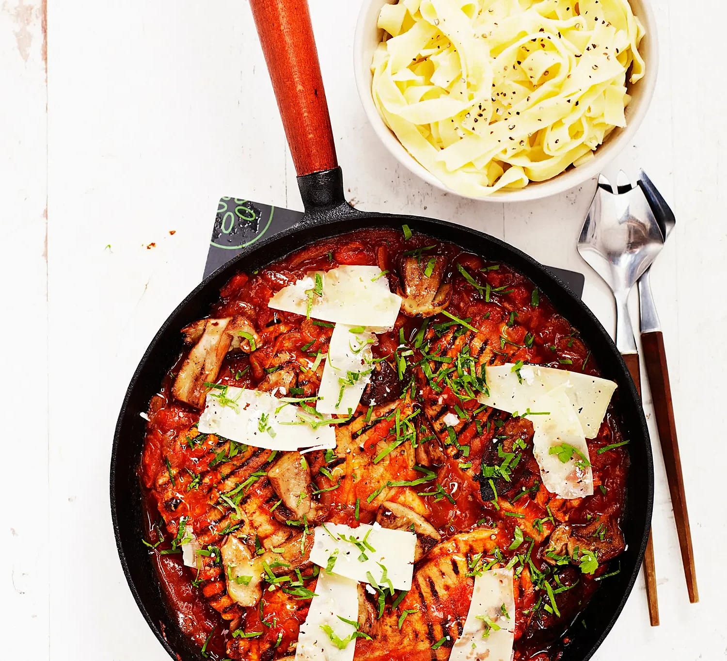 Svampkryddad fläskschnitzel i tomatsås med pasta
