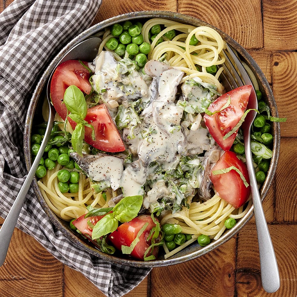 Svamppasta med svartkål och tomatsallad