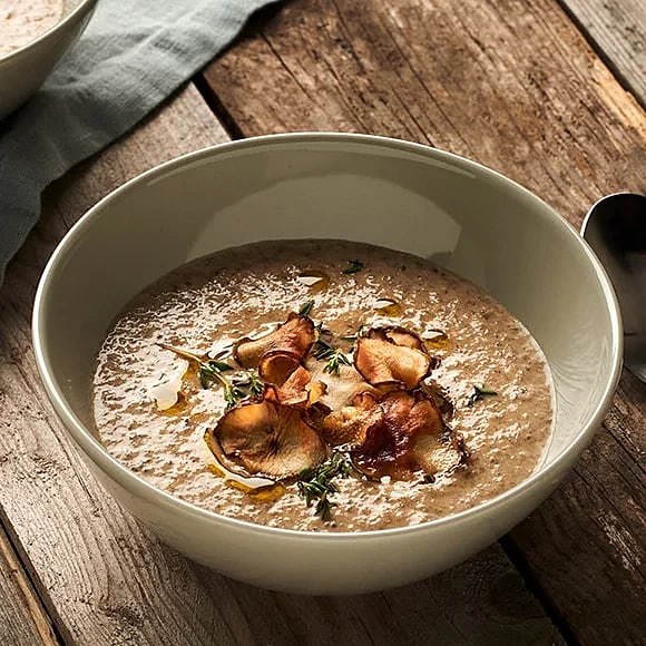 Svampsoppa med skogschampinjoner och jordärtskockschips