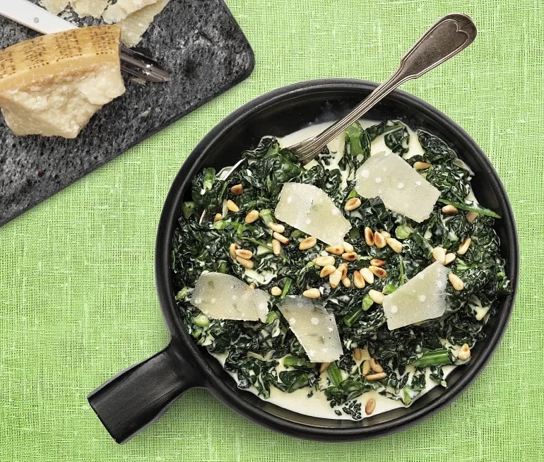 Svartkål med pinjenötter och parmesan