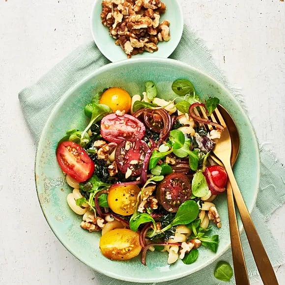 Svartkålspasta med gorgonzola och syrlig tomatsallad