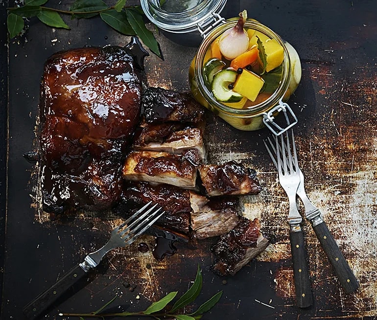 Svartvinbärsmarinerade revbensspjäll med julpickles