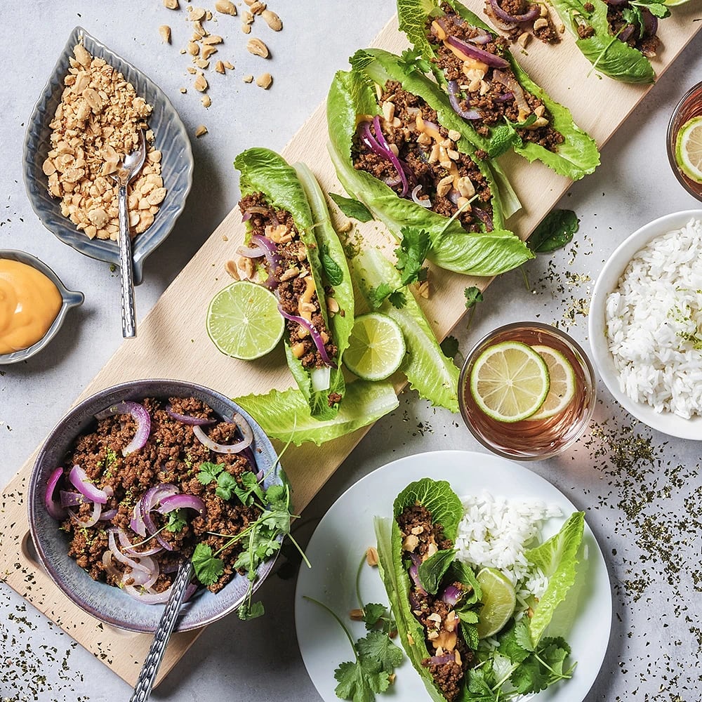 Tacos i salladsblad med sojafärs och jordnötter