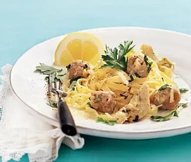 Tagliatelle med lammfrikadeller i citronsås