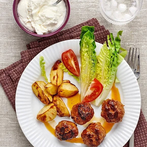 Tandooribullar med yoghurt och klyftpotatis