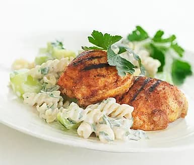 Tandoorigrillade kycklinglår med gurksallad