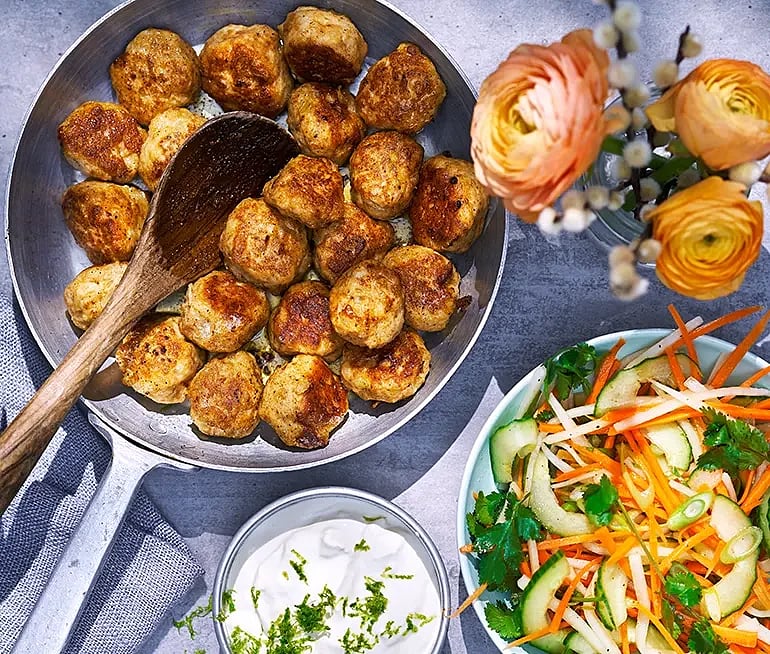 Tandoorikryddade kycklingfärsbullar med limeyoghurt och krispig sallad