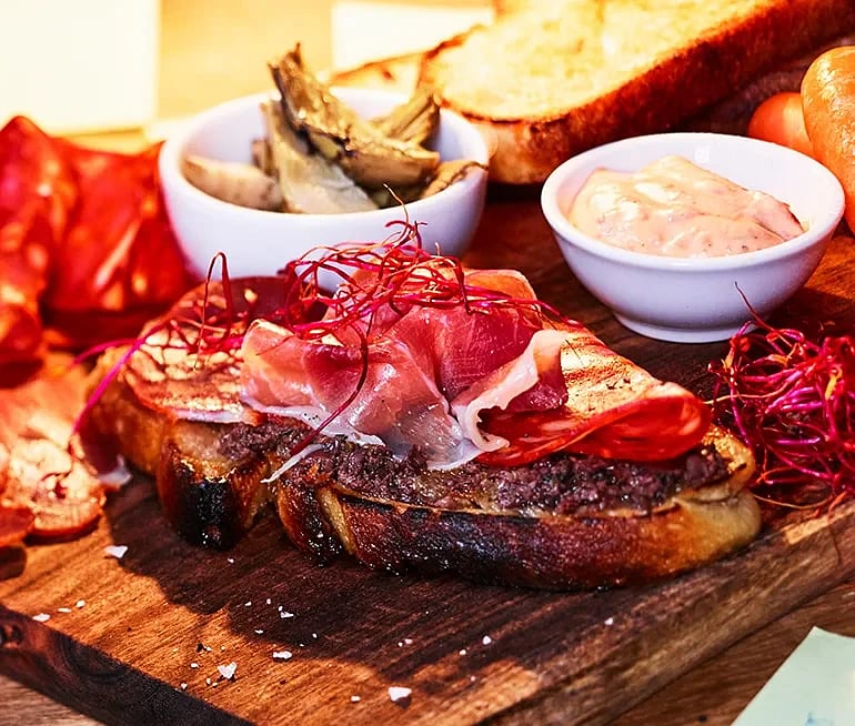Tapasmacka med kallskuret och soltorkad tomatcrème