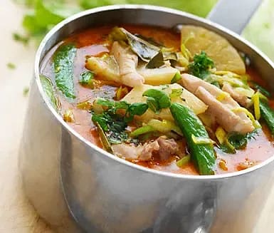 Thaigryta med kyckling, ananas och mynta