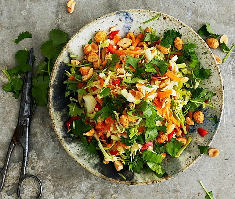 Thailändsk slaw med jordnötter