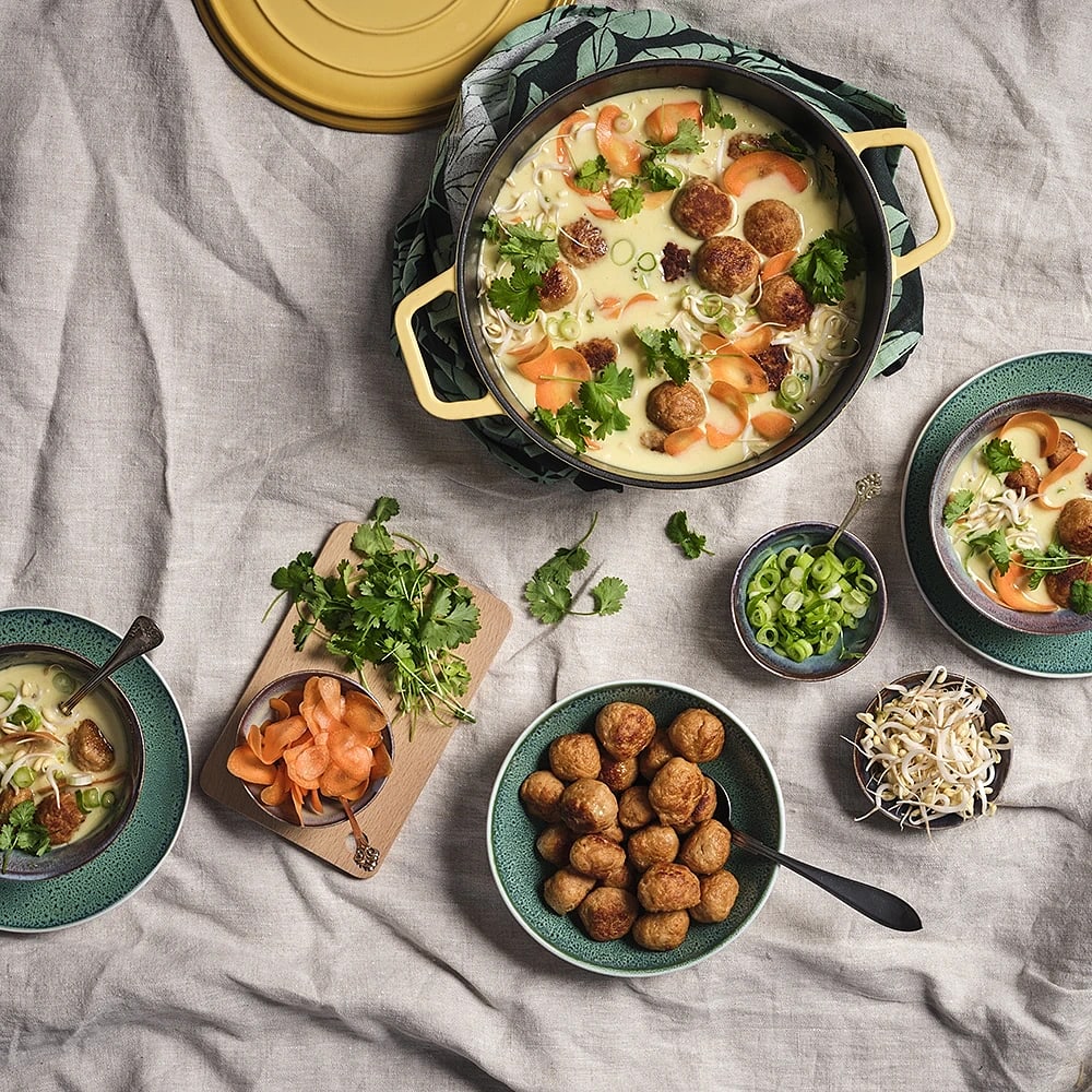 Thaisoppa med kycklingbullar och böngroddar