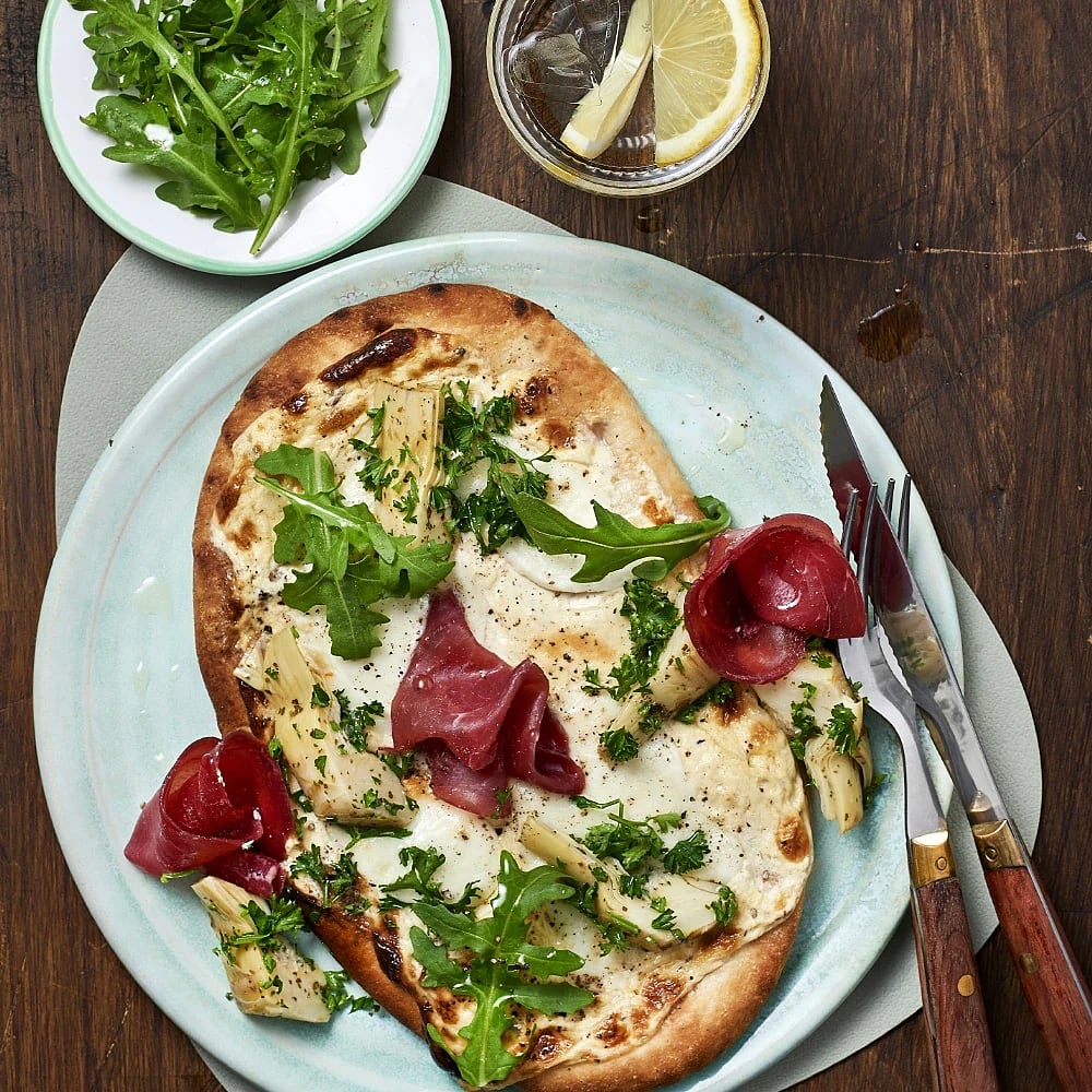 Toast med kantarellost och bresaola