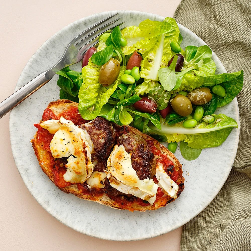 Toast med lammfärsbiffar och chèvre