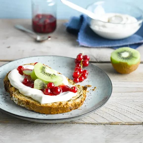 Toast med röda bär och kiwi