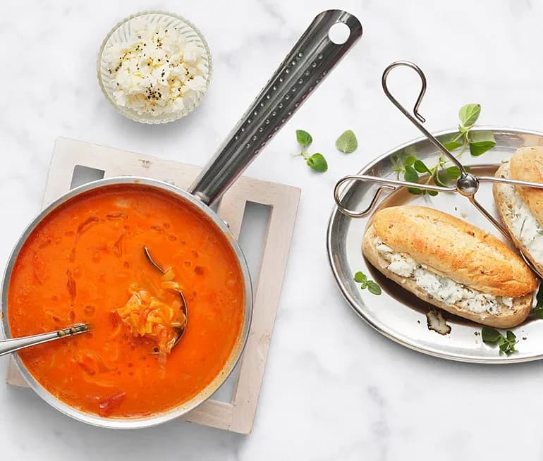 Tomat- och purjolökssoppa med varm fetaostbaguette