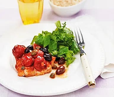 Tomatbakad fisk med kapris och oliver