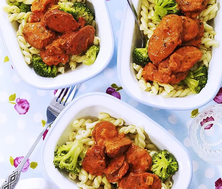 Tomatpasta med broccoli och korv